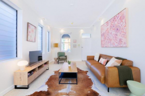 2 Bedroom Renovated Cottage - 1 Stop to Central, Sydney